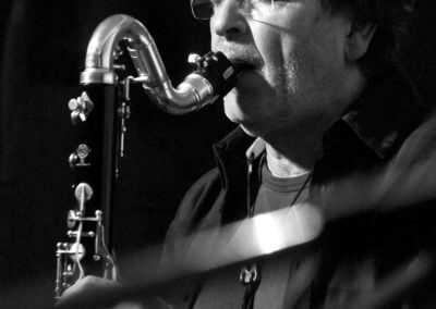 Udo Schindler spielt auf einer Kontrabaßklarinette